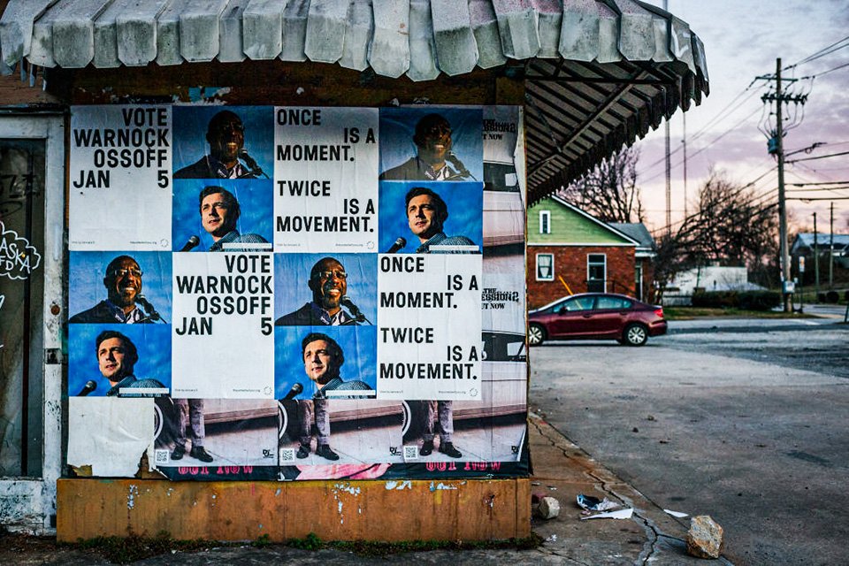 Cartaz com Warnock e Ossoff, candidatos na Geórgia: após a vitória de Biden no estado pela primeira vez em quase 30 anos, democratas querem levar as cadeiras restantes no Senado (Brandon Bell/Getty Images)