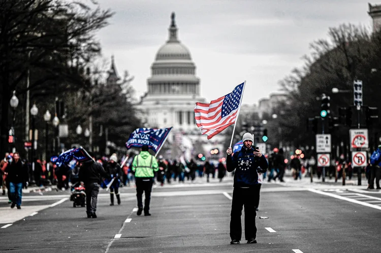 Apoiadores do presidente dos EUA, Donald Trump, protestam em frente ao Capitólio dos EUA em 6 de janeiro de 2021, em Washington (ANDREW CABALLERO-REYNOLDS/AFP/Getty Images)