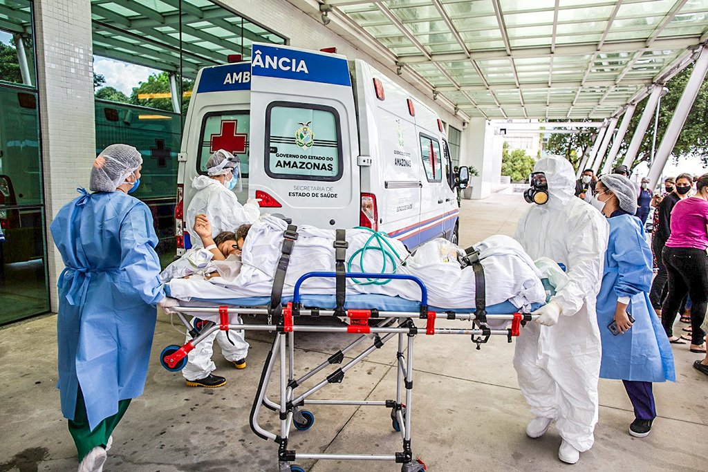 Paciente chega em hospital de Manaus. (Michel Dantas/Reuters)