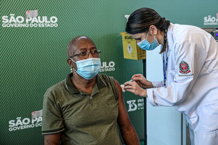 O enfermeiro Wilson Paes de Padua (57) recebe a vacina Coronavac. (Rodrigo Paiva/Getty Images)