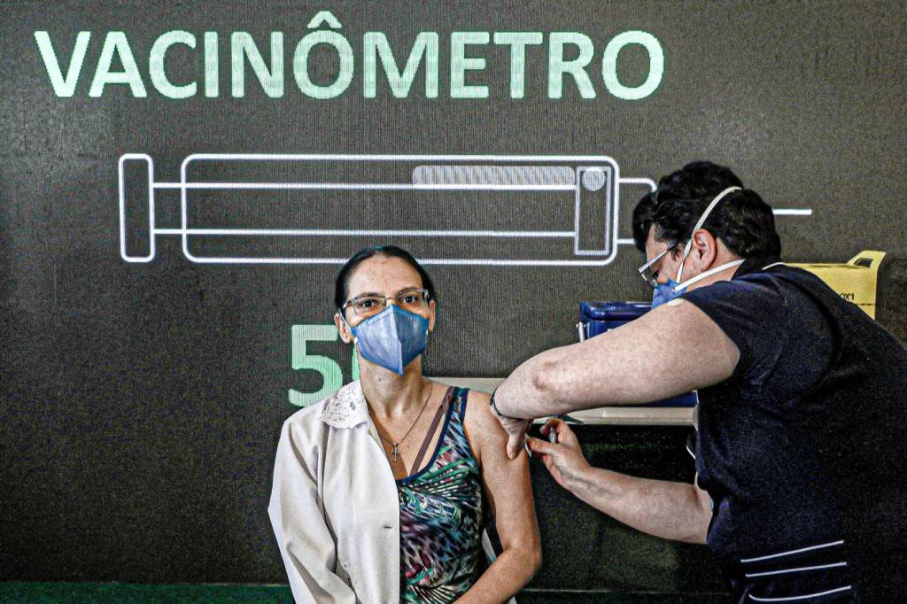 Começa vacinação no Brasil; onde investir em fundos imobiliários e tudo para ler hoje