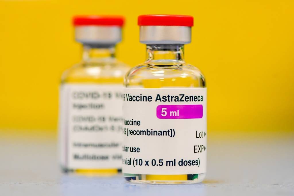 Pesquisa conclui que ajuste na vacina AstraZeneca pode evitar coágulos