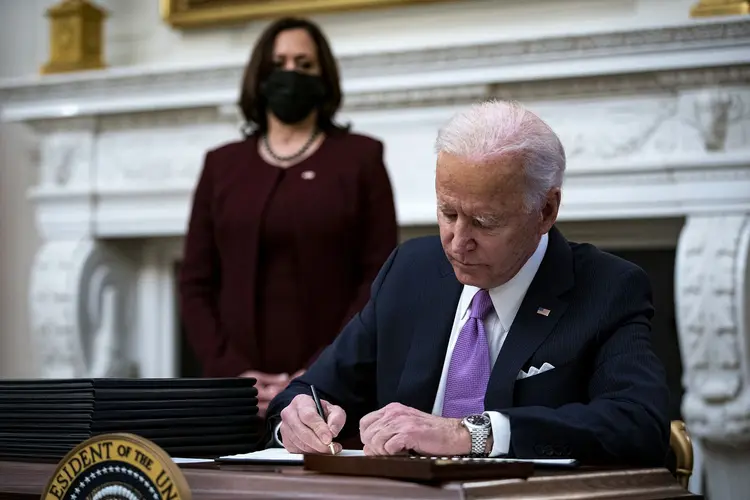 Joe Biden em primeiro plano e a vice Kamala Harris, atrás: "Não podemos e não deixar vamos povo passar fome" (Al Drago/Getty Images)
