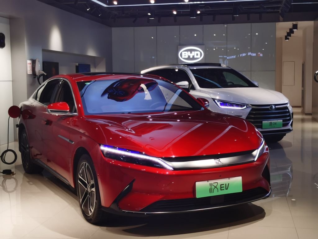 Grupo chinês BYD ultrapassa Tesla (TSLA34) nas vendas globais de carros elétricos