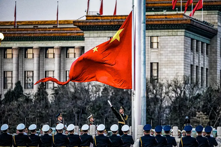 PEQUIM, CHINA - 1º DE JANEIRO: Os soldados da guarda de honra do Exército de Libertação do Povo (PLA) realizam a cerimônia de hasteamento da bandeira na Praça da Paz Celestial no dia de ano novo em 1 de janeiro de 2021 em Pequim, China. (VCG/Getty Images)