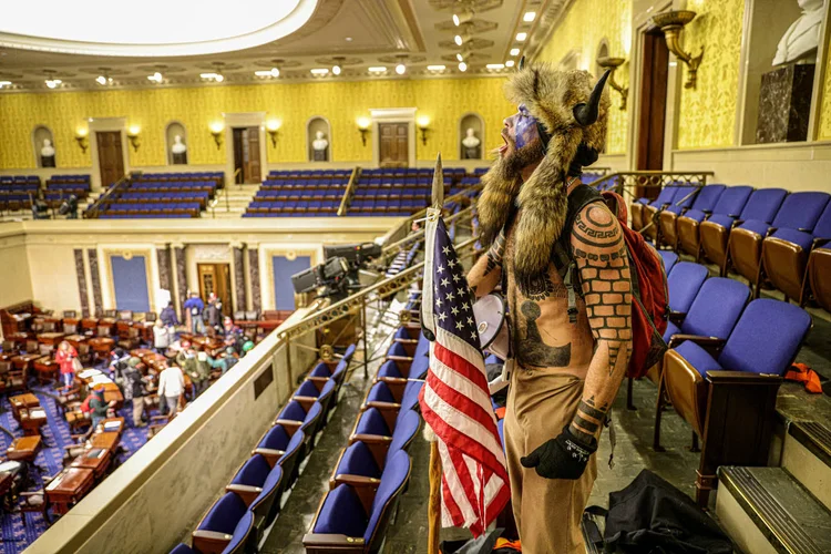 WASHINGTON, DC - 06 de janeiro: Um manifestante grita dentro da Câmara do Senado em 6 de janeiro de 2021 em Washington, DC. O Congresso realizou uma sessão conjunta hoje para ratificar a vitória do Colégio Eleitoral 306-232 do presidente eleito Joe Biden sobre o presidente Donald Trump. Manifestantes pró-Trump entraram no prédio do Capitólio dos EUA durante manifestações em massa na capital do país. (Foto de Win McNamee / Getty Images) (Win McNamee/Getty Images)