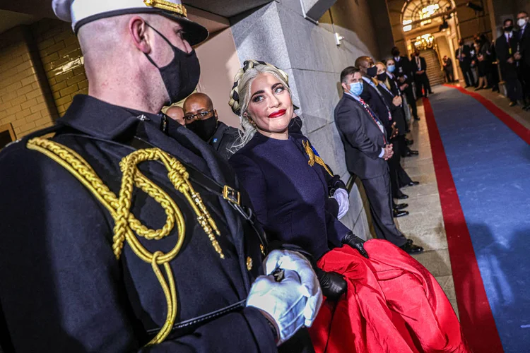 WASHINGTON, DC - 20 DE JANEIRO: Lady Gaga chega para cantar o Hino Nacional na inauguração do Presidente eleito dos EUA Joe Biden na Frente Oeste do Capitólio dos EUA em 20 de janeiro de 2021 em Washington, DC. Durante a cerimônia de posse de hoje, Joe Biden se torna o 46º presidente dos Estados Unidos.  (Win McNamee/Getty Images)