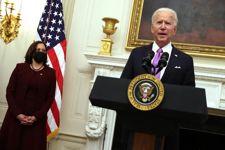 Joe Biden, presidente dos Estados Unidos: o salário mínimo foi ajustado várias vezes, mais recentemente em 2007, quando o Congresso votou para aumentá-lo gradualmente de 5,15 dólares para 7,25 dólares a hora (Alex Wong/Getty Images)