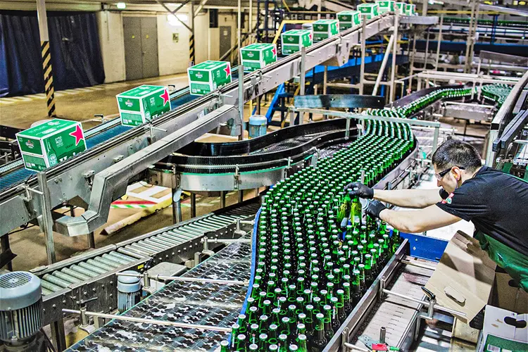 Uma unidade produtiva da Heineken global: empresa terá sua 16ª fábrica no Brasil (Andrey Rudakov/Bloomberg/Getty Images)