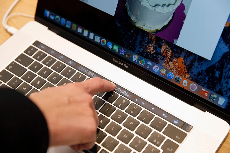 MacBook: aparelho teve problema na bateria e Apple fará troca do componente gratuitamente (Chesnot/Getty Images)