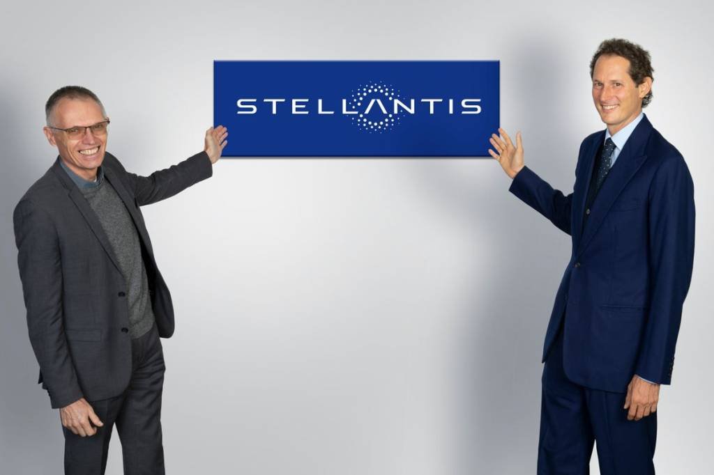 O CEO Carlos Tavares, à esquerda, e o presidente do conselho de administração do grupo, John Elkann (Stellantis/Divulgação)