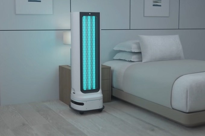 LG: empresa apresentou um robõ que higieniza o chão ao mesmo tempo em que ilumina bactérias com luz ultravioleta (LG/Divulgação)