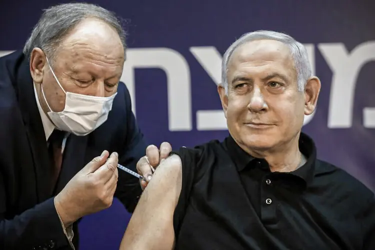 Benjamin Netanyahu é vacinado contra covid-19 em Israel (AMIR COHEN/AFP)