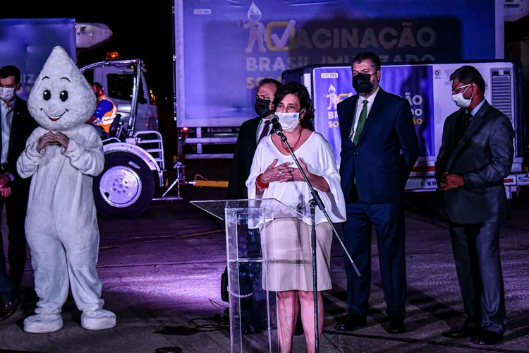 Nisia Trindade, presidente da Fundação Oswaldo Cruz, durante a chegada das doses da vacina de Oxford (ALEXANDRE NETO/PHOTOPRESS/Agência Estado)