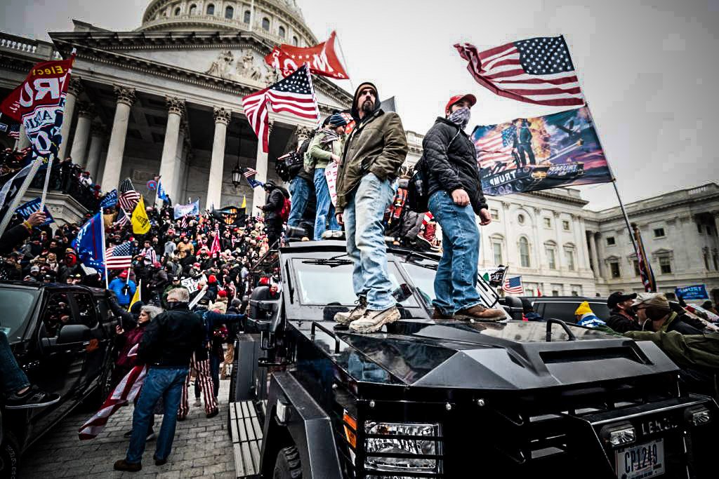 Manifestantes tentavam impedir a ratificação da vitória eleitoral de Biden, que foi concluída na madrugada desta quinta-feira (Bill Clark/Getty Images)