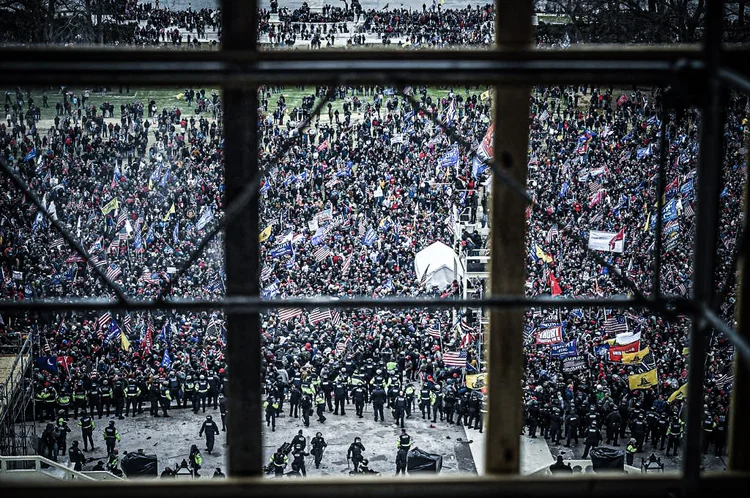 A polícia segura os apoiadores do presidente dos EUA, Donald Trump, enquanto eles se reúnem em frente à Rotunda do Capitólio dos EUA em 6 de janeiro de 2021, em Washington, DC. - Os manifestantes violaram a segurança e entraram no Capitólio enquanto o Congresso debatia a Certificação de Voto Eleitoral da eleição presidencial de 2020.  (OLIVIER DOULIERY / AFP/Getty Images)