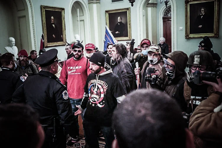 Manifestantes interagem com a Polícia do Capitólio dentro do Edifício do Congresso dos EUA em 06 de janeiro de 2021 em Washington, DC (Win McNamee/Getty Images)