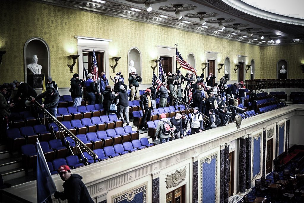Congresso dos EUA ratifica vitória de Biden após cenas de guerra em Washington