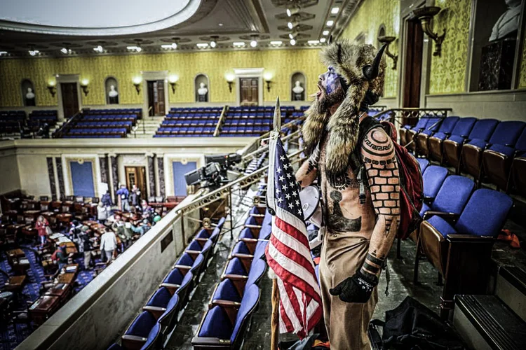 Manifestante grita dentro da Câmara do Senado americano durante a invasão (Win McNamee/Getty Images)