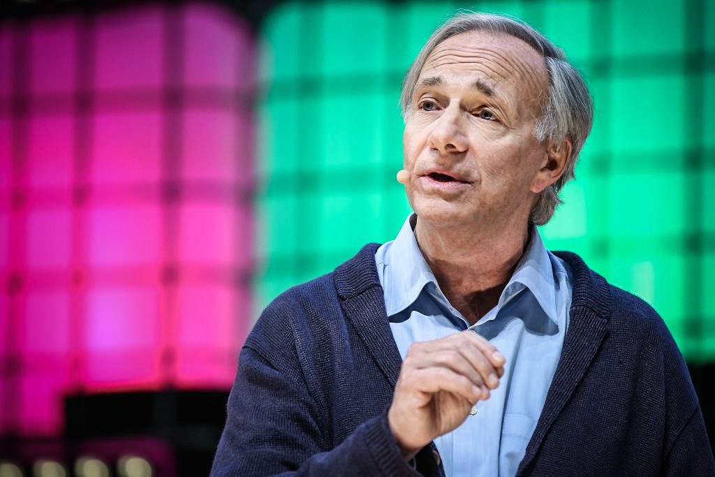 Criador de fundo bilionário, Ray Dalio fala sobre bitcoin: "Uma invenção incrível"