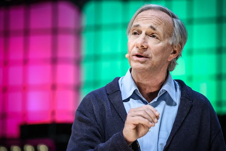 Ray Dalio, fundador do maior fundo hedge do mundo, o Bridgewater Associates | Foto: Getty Images (NurPhoto/Getty Images)