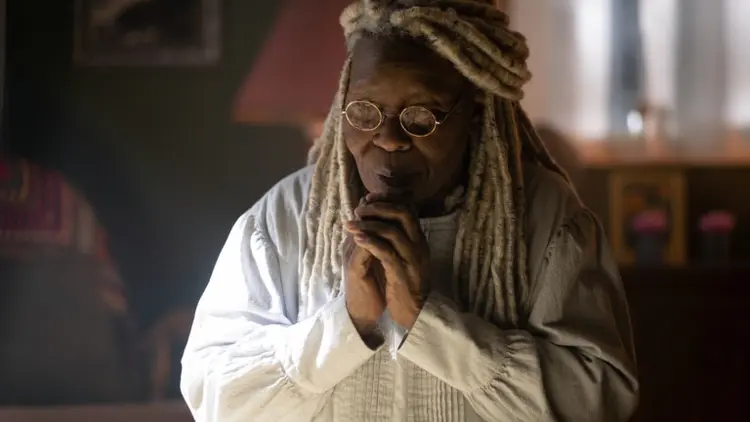 Em The Stand, que estreia amanhã, Whoopie Goldberg é Mãe Abagail que com 108 anos é uma das pessoas que pode salvar a humanidade após apocalipse. (CBS/Divulgação)