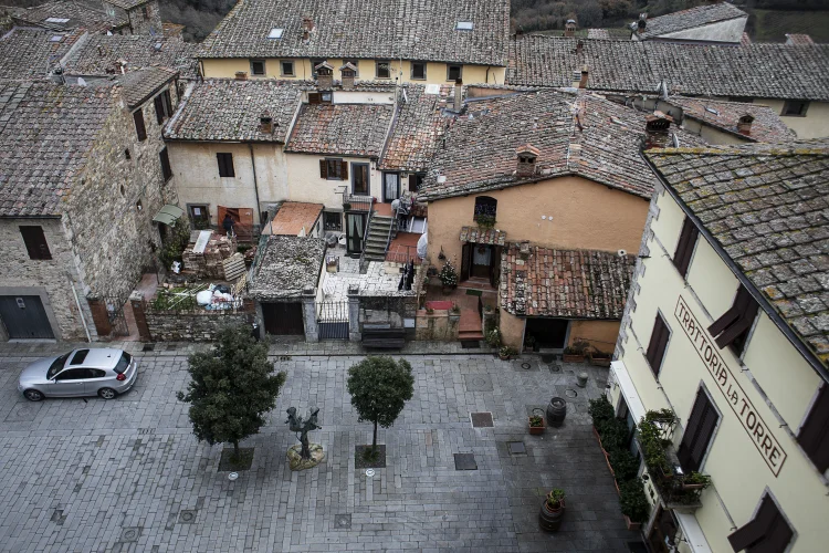 Centro do vilarejo de Castellina ficou vazio durante o verão e o final de ano devido à pandemia. (Nadia Shira Cohen/The New York Times)