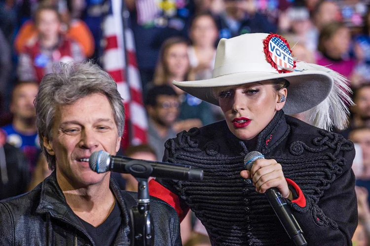 Bon Jovi e Lady Gaga: os dois artistas assumidamente democratas já marcaram presença em apoio a outros membros do partido de Biden e Kamala.  (Zach D Roberts/Getty Images)