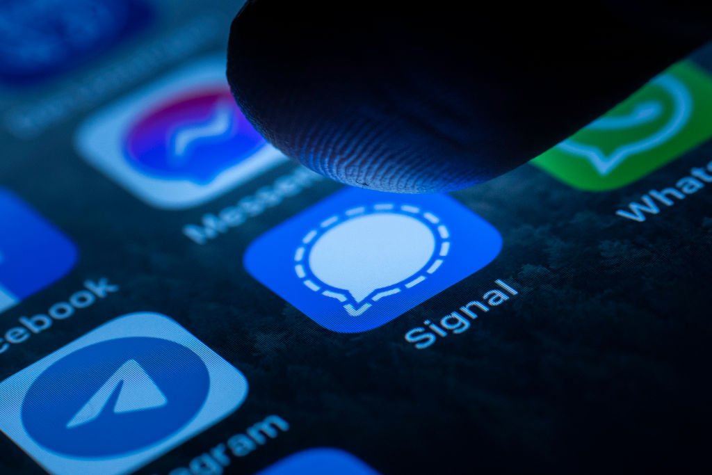 Downloads do Signal sobem 4.200% após novos termos do WhatsApp