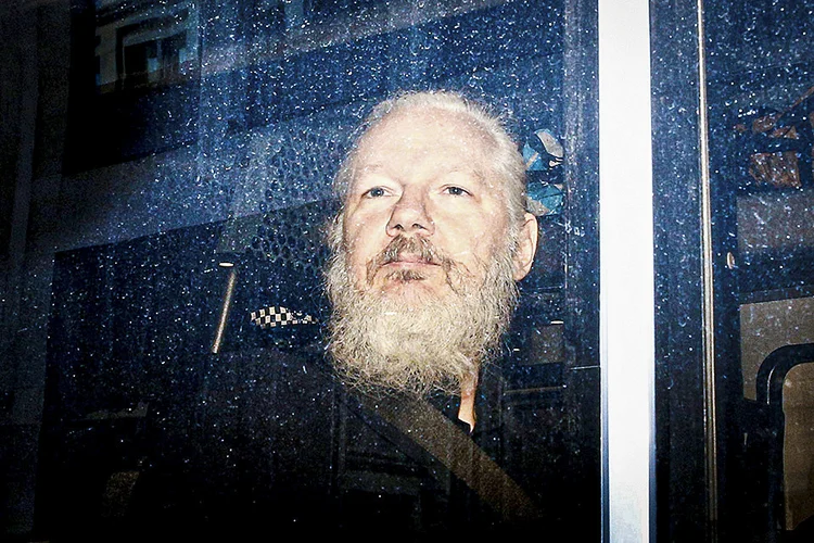 Julian Assange, fundador do Wikileaks, foi preso na embaixada do Equador em Londres em 2019
 (Henry Nicholls/Reuters)