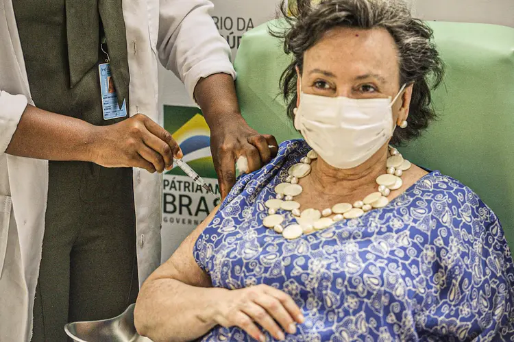 Médica recebe vacina de Oxford no fim de semana: o Brasil recebeu duas milhões de doses prontas da Índia (Tomaz Silva/Agência Brasil)