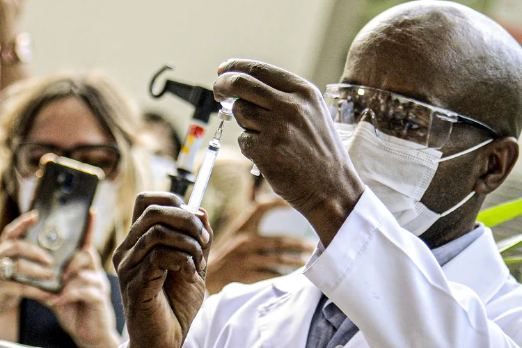 Servidor da Fiocruz prepara vacina de Oxford/AstraZeneca para a primeira aplicação no Brasil.Foto: Tomaz Silva/Agência Brasil (Tomaz Silva/Agência Brasil)