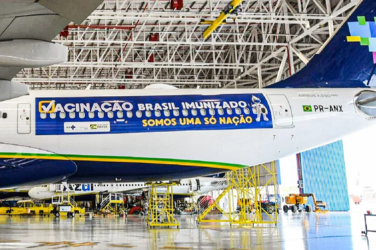 Vacina contra covid-19: a previsão de que o avião comercial adaptado para ir a Índia buscar os insumos da Serum Institute parta esta noite, de Recife (PE), está mantida (Ministério da Saúde/Divulgação)