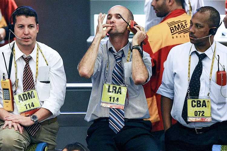 Operadores na Bolsa de Mercadorias & Futuros em 2009, meses antes da interrupção das negociações presenciais (Mauricio Lima/AFP/Getty Images)