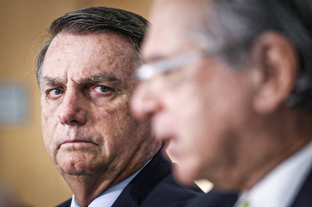 Após 'licença' para gastar de Guedes, Bolsonaro diz que não vai furar teto