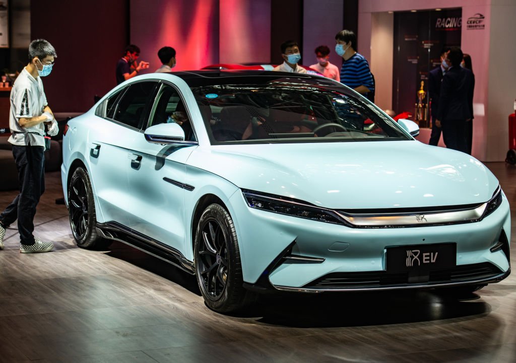 Aposta de Buffett, ações da BYD, de carros elétricos, sobem 400% em 2020