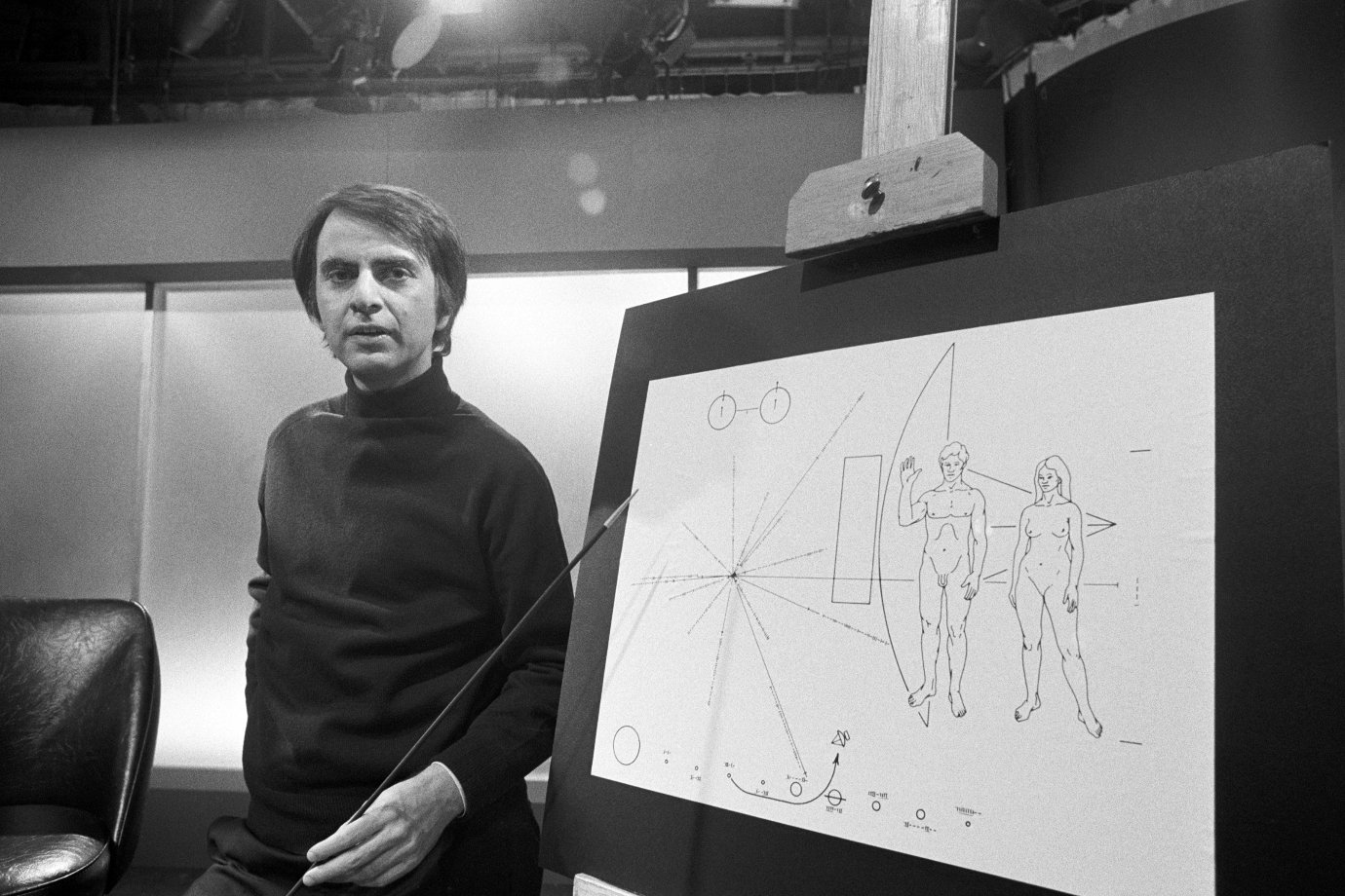 6 frases de Carl Sagan para entender mais sobre a Terra, o espaço e a ...