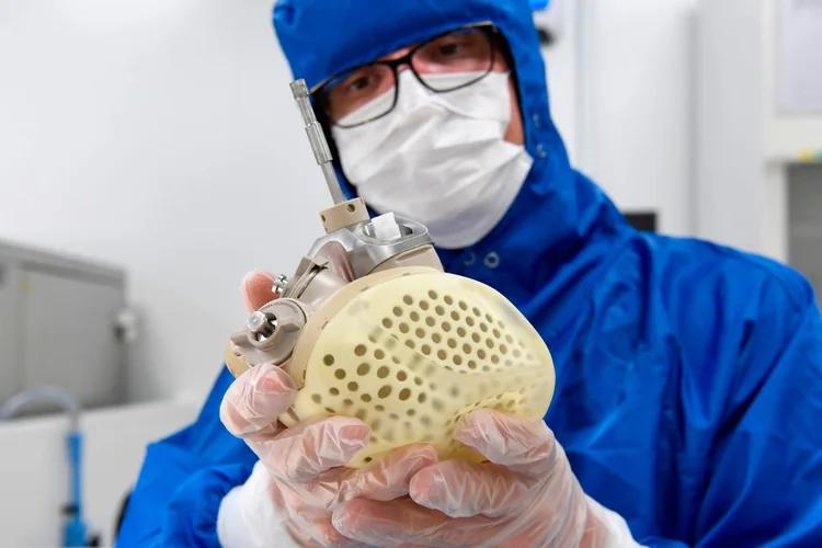 Funcionário da Carmat segurando o coração artificial (BERTRAND GUAY / AFP/Getty Images)