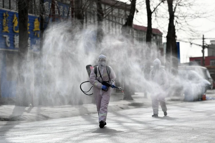 As imagens em Shijiazhuang, no norte da China, relembram os esforços das autoridades chinesas em Wuhan, no início do ano passado (STR / CNS/AFP)
