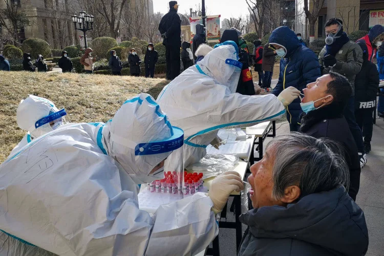 China registra o maior número de novos casos de covid-19 desde julho (STR / Colaborador/AFP)