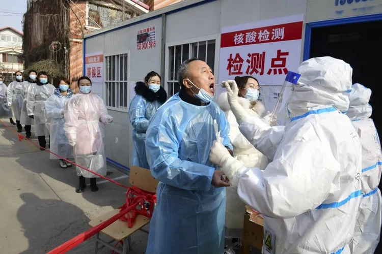 China constrói gigante centro de quarentena contra covid-19 (STR / CNS/AFP)