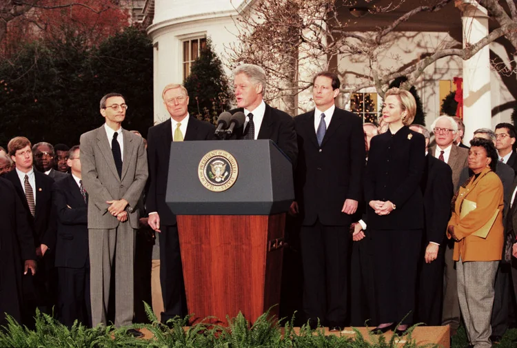 Presidente Bill Clinton se manifesta após ter impeachment aprovado na Câmara, em dezembro de 1998: o democrata terminou sendo salvo pelo Senado (David Hume Kennerly/Getty Images)