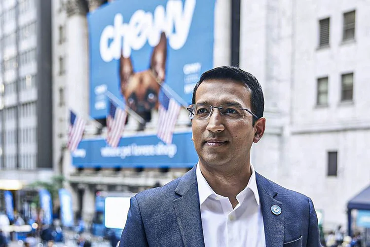 Sumit Singh, CEO da Chewy: depois de liderar a abertura de capital da varejista de produtos para animais de estimação, tornou-se o quinto executivo mais bem pago dos Estados Unidos (Chewy/Divulgação)