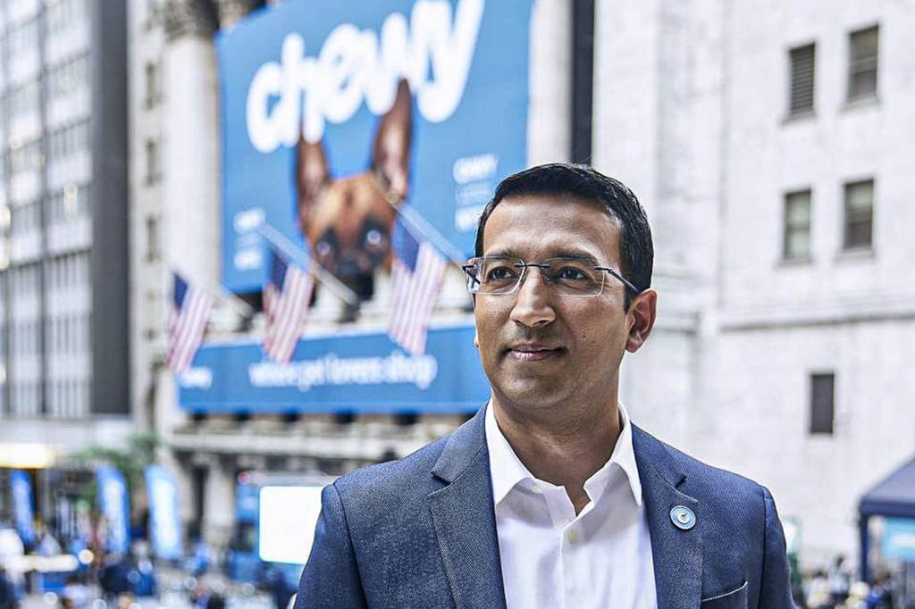 Sumit Singh, CEO da Chewy: depois de liderar a abertura de capital da varejista de produtos para animais de estimação, tornou-se o quinto executivo mais bem pago dos Estados Unidos (Chewy/Divulgação)