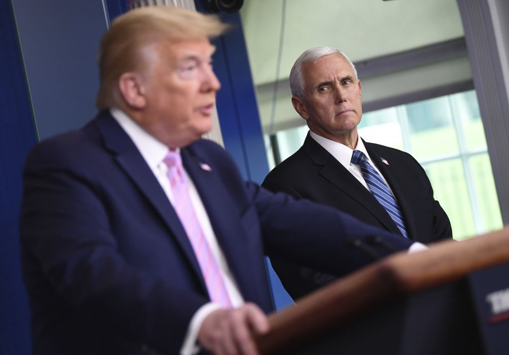 Donald Trump e o vice Mike Pence: os republicanos agora buscam se afastar de Trump (Kevin Dietsch/UPI/Bloomberg/Getty Images)
