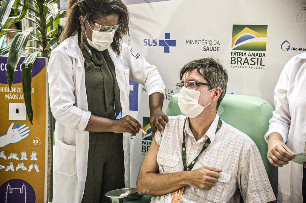 Vacinação com a vacina de AstraZeneca/Oxford, no Rio: duas milhões de doses chegaram da Índia no fim de semana (Tomaz Silva/Agência Brasil)