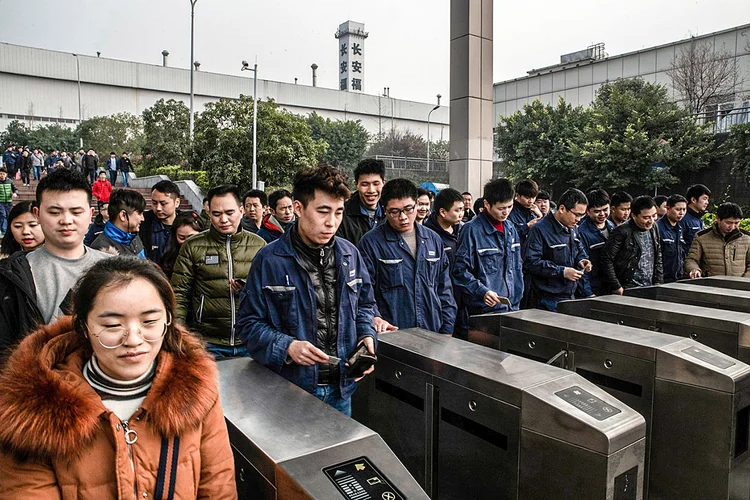 Trabalhadores em fábrica da Ford na China: o país é célebre por seus trabalhadores dedicados, mas essa realidade está mudando (Gilles Sabrié/The New York Times)