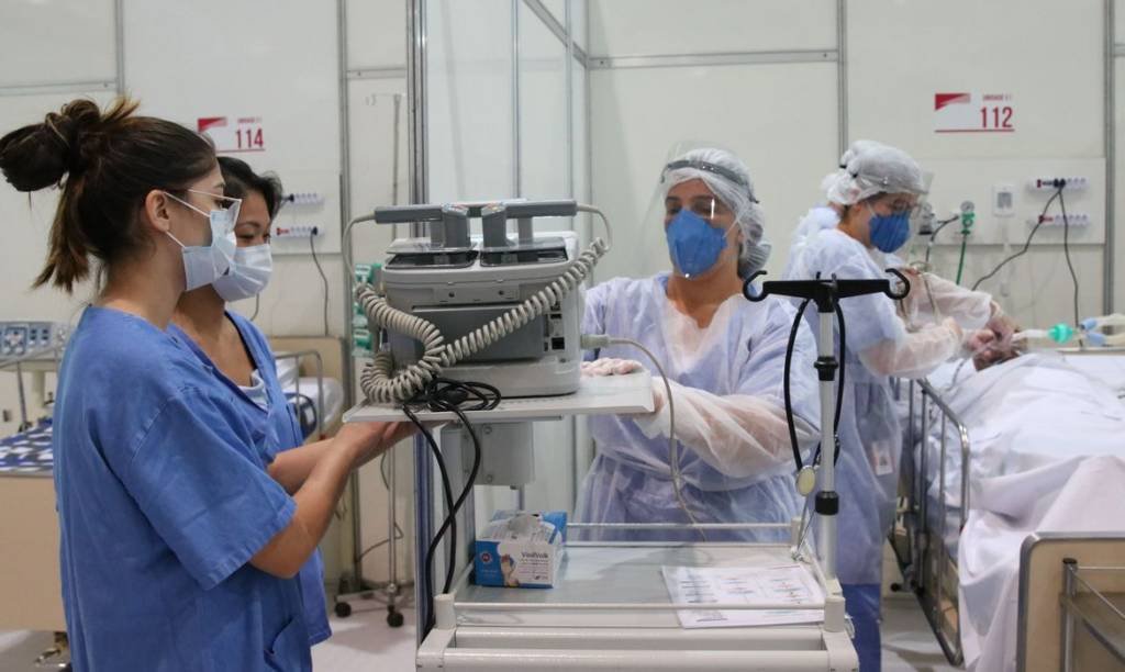 Pesquisadores brasileiros desenvolvem jalecos impermeáveis para dentistas na pandemia
