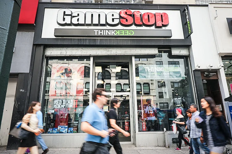 GameStop é uma das ações meme mais conhecidas, cuja cotação disparou no início de 2020 | Foto: Spencer Platt/Getty Images (Spencer Platt/Getty Images)