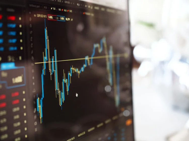 Gráficos são o foco da análise técnica, capaz de prever os melhores momentos para comprar ou vender um ativo (Energepic/Pexels/Reprodução)